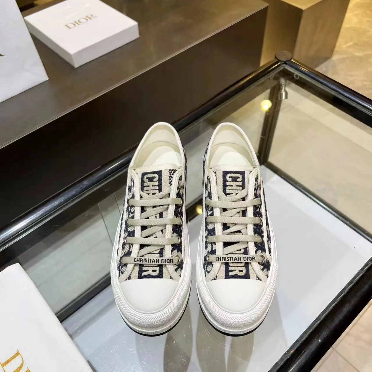 👟👟Ex-factory price 520👟👟 Dior’s 2025 Walk ‘n’ Dior embroidered mid-top casual shoes are new. On the fashion stage, Dior embroidered shoes are the well-deserved protagonist. Delicate stitching is used on the upper, every stitch is devoted to the craftsman's efforts, and every thread is woven with artistic poetry. From complex floral patterns to smart geometric textures, embroidery is like the magic that gives shoes life, allowing them to show dynamic beauty even in static conditions.   Wearing Dior embroidered shoes feels like stepping into a dream world full of art. It is not only a pair of shoes, but also a walking piece of art that perfectly integrates fashion and culture. Whether you are strolling on the bustling city streets or attending important social occasions, Dior embroidered shoes can add unique charm to your style and become the focus of everyone's attention.   Choosing Dior embroidered shoes means choosing a persistent pursuit of quality and a unique understanding of fashion. Let it accompany you through every wonderful moment and leave your own fashion mark.  Material: Sheepskin lining, feet, silk cowhide, size 35-41, heel height 5cm